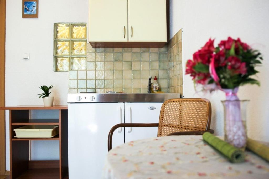 Apartments By The Sea Makarska - 15200 ภายนอก รูปภาพ